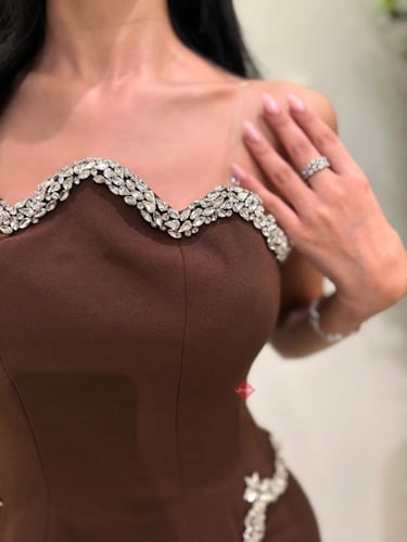 فستان سهرة طويل مزين بالكريستال اللامع