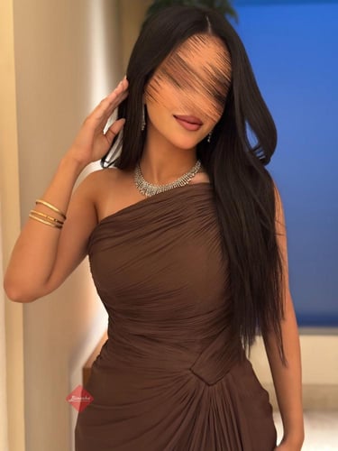 فستان سهرة طويل ون شولدر بليسيه بلمعة ساحرة