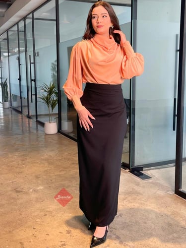 قميص هاينك أنيقة بياقة درابية ومزينة من الكتف