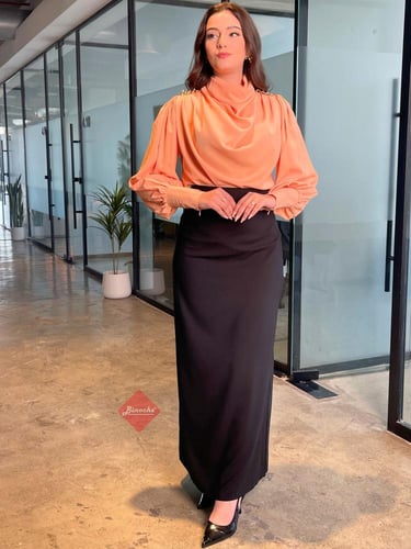 قميص هاينك أنيقة بياقة درابية ومزينة من الكتف