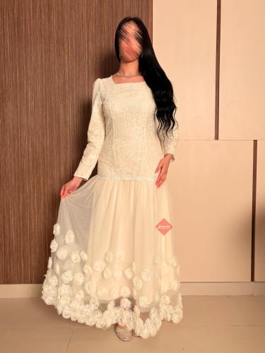 فستان دانتيل سكري راقٍ مزين بالدانتيل الراقي والور...