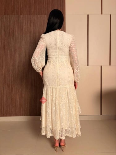 فستان سهرة باكمام طويلة مزينة بالدانتيل الراقي وال...