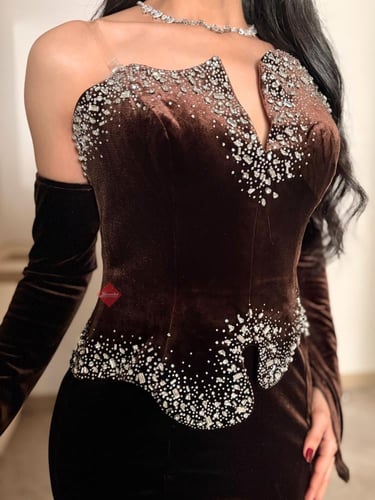 فستان سهرة تب طويل مخمل مزين بالكريستال اللامع