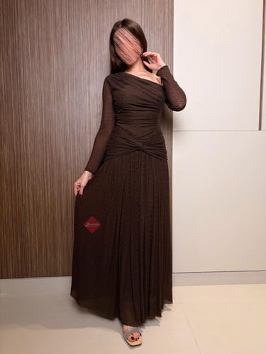 فستان سهرة ستايل كتف نازل مزين بالفصوص اللامعه