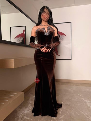 فستان سهرة تب طويل مخمل مزين بالكريستال اللامع
