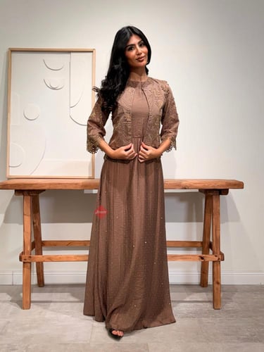 جلابية قطعتين مزينة بالورود والفصوص اللامعة