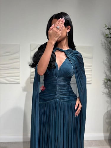 فستان سهرة بليسيه ناعم مع وشاح طويل