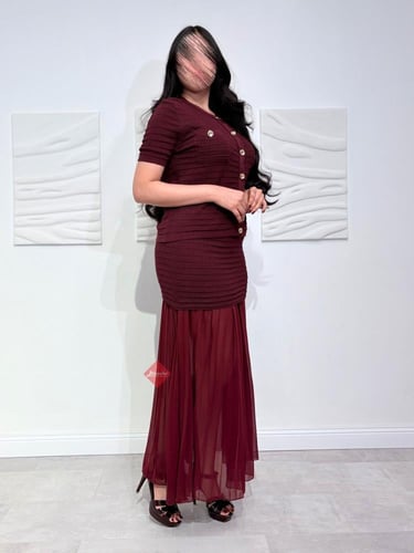 طقم بليزر و تنورة تل ناعم بكسرات أنيقة