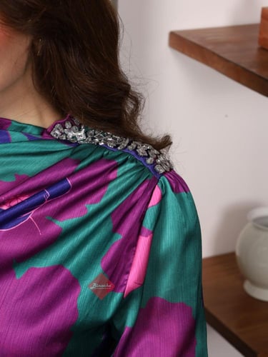 قميص هاينك أنيقة ومزينة بكريستال من الكتف