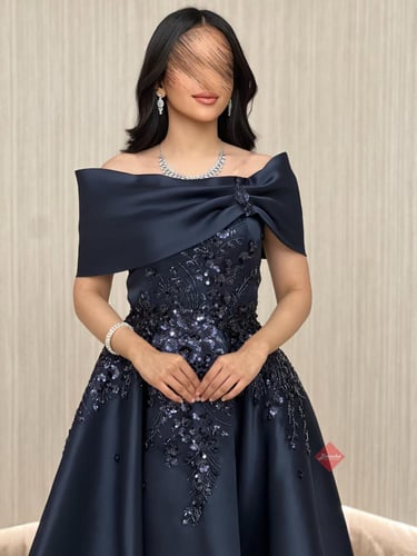 فستان سهرة ميدي مزين بالتطريز