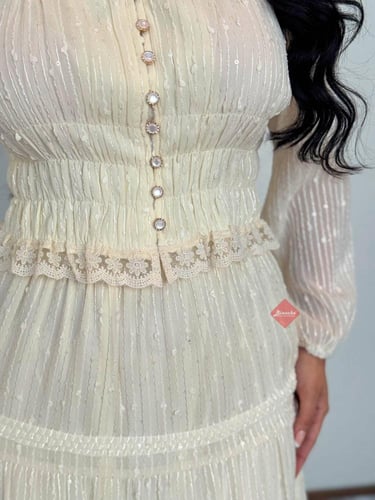 طقم بلوزة وتنورة بخامة الدانتيل