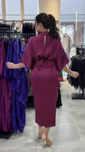 فستان ناعم ساتان بتصميم لف فاخر