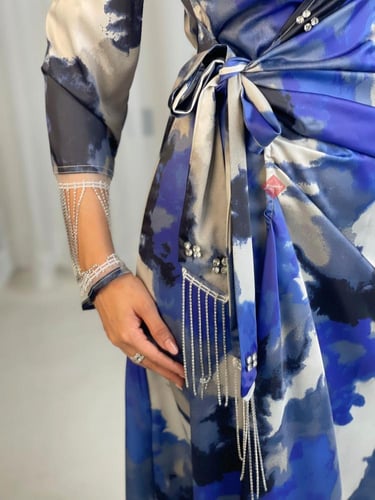 فستان مشجر ميدي بتمويجات ساحرة و اكمام مزيينة بالك...