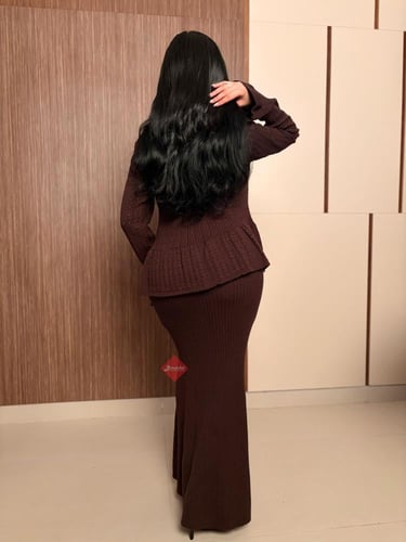 قميص و تنورة راقيان بتصميم أزرار وقصة حورية البحر