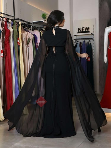 فستان سهرة ستايل حورية البحر مطرز بكريستال ووشاح ط...