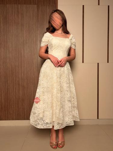 فستان دانتيل ناعم بتصميم راقٍ لون سكري