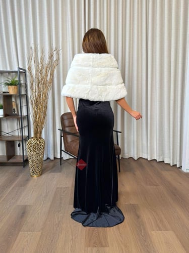 فرو ناعم كبير مزين كريستال فاخر