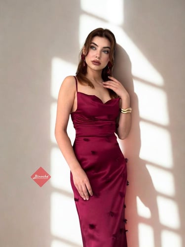 فستان ساتان ناعم مزين بأزهار أنيقة وفاخرة