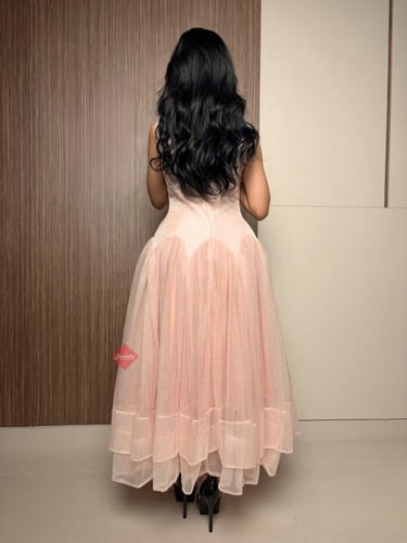 فستان فخم مزين باللؤلؤ بقصة كت وكلوش تل