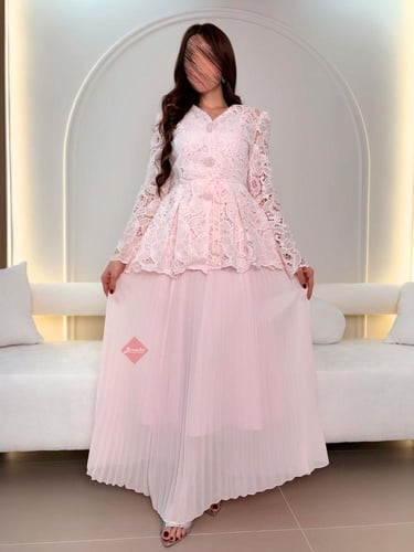 طقم راقي بلوزة مزينه بالدانتيل الراقي و تنورة تل ب...