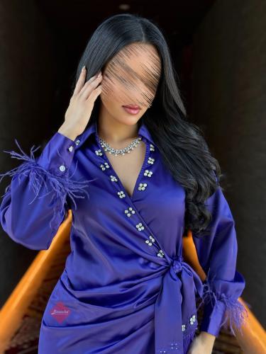 فستان ميدي ناعم ستايل لف و اكمام طويلة مزينة بالري...