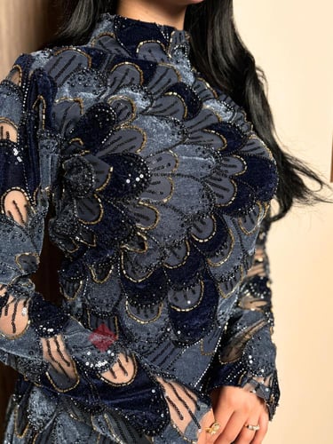 طقم راقي تنورة و بلوزة باكمام طويلة مزينة بالقطيفة...