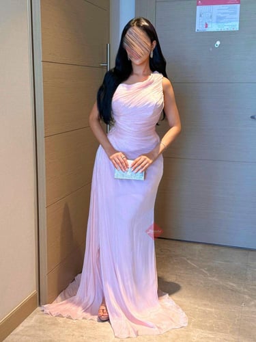 فستان سهرة طويل ناعم ستايل ون شولدر مزين بالخرز ال...