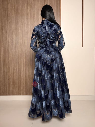 طقم راقي تنورة و بلوزة باكمام طويلة مزينة بالقطيفة...