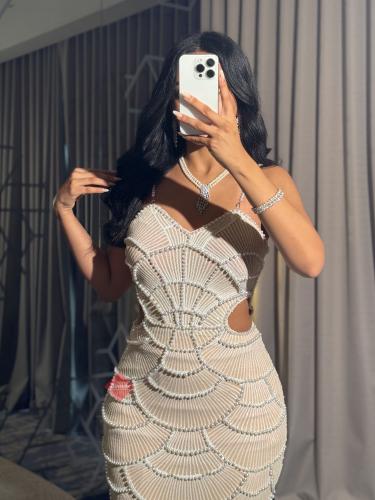 فستان سهرة ماسك مزين باللؤلؤ بتصميم أنيق وفاخر