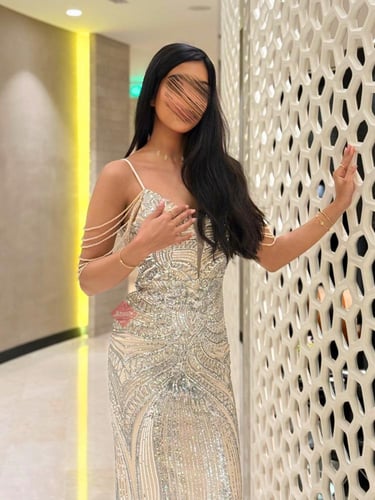 فستان سهرة بتطريز ترتر ومزين بالخرز الفخم على الاك...