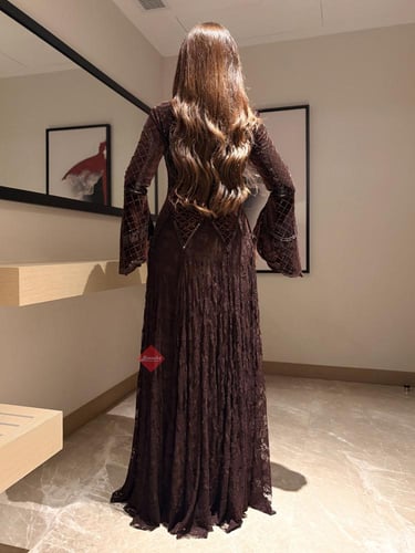 فستان سهرة ملكي طويل من الدانتيل الراقي مزين بالتر...