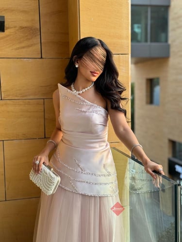 فستان سهرة تب طويل بكلوش بتصميم أنيق وجذاب
