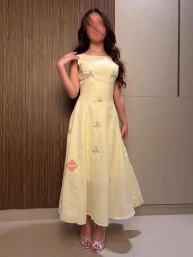 فستان سهرة أصفر ناعم مطرز بالكريستال كت مزين بالخر...