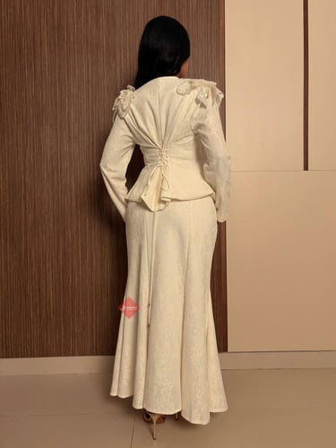 طقم بلوزة وتنورة راقي مزين بورود على الكتف وتنورة...