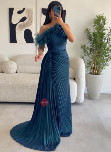 فستان سهره ناعم بليسيه مزين بالريش