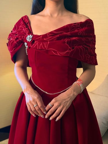 فستان جوخ شموه ميد بقصة أوف شولدر مزين بإكسسوار ست...