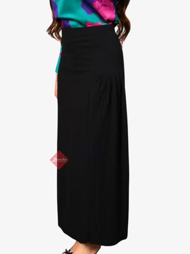 تنورة نسائية بكسرات من الجنب