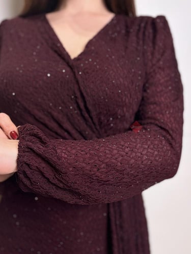 فستان سهرة ناعم مزين بالفصوص اللامعة بأكمام طويلة