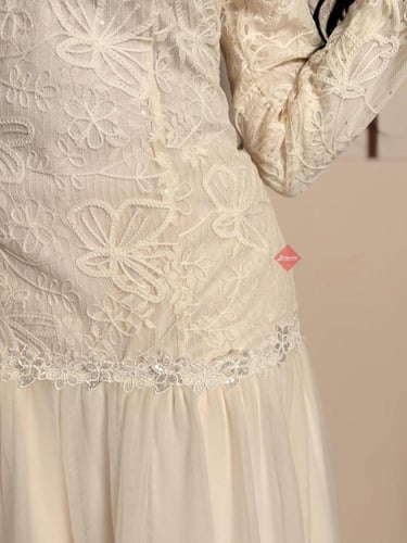 فستان دانتيل سكري راقٍ مزين بالدانتيل الراقي والور...