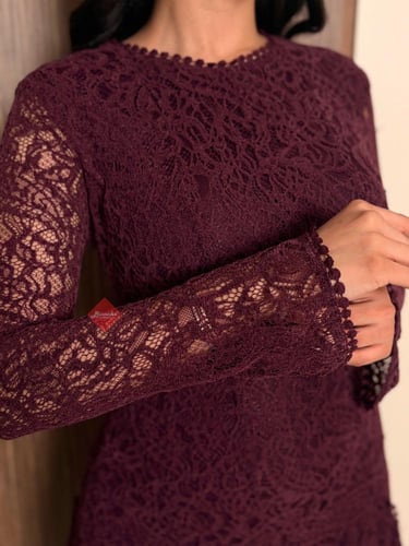 فستان ميدي ناعم من الدانتيل الراقي بتصميم أنثوي