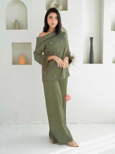 طقم بلوزة و بنطلون بخامة الستان الناعمة و مزين بال...