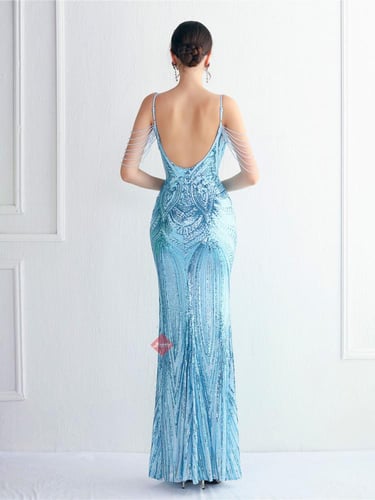 فستان سهرة بتطريز ترتر ومزين بالخرز الفخم على الاك...