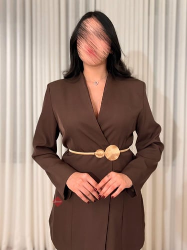 طقم جاكيت بليزر و تنورة بخامة التل الناعمة مع حزام...