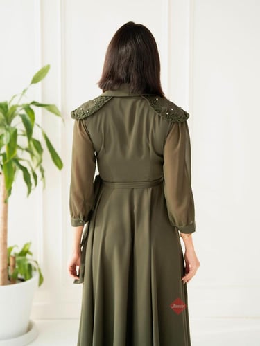 فستان كريب ناعم باكمام شيفون و كلفة مطرزة على الكت...