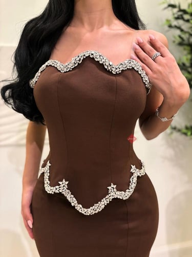 فستان سهرة طويل مزين بالكريستال اللامع