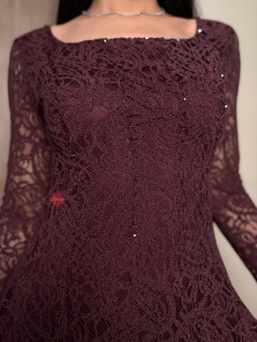 فستان ميدي ناعم من الدانتيل الراقي مزين بالخرز باك...