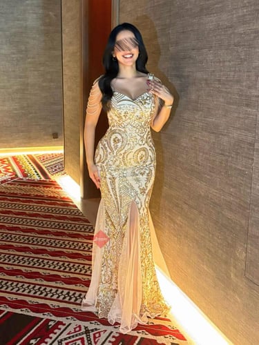 فستان سهرة بخامة التل مطرزة بالترتر