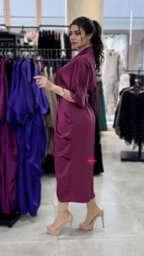 فستان ناعم ساتان بتصميم لف فاخر