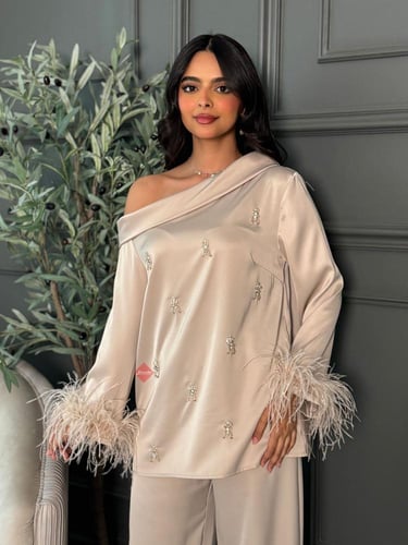 طقم بلوزة و بنطلون بخامة الستان الناعمة و مزين بال...