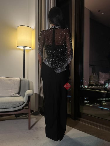 فستان كريب و وشاح مزين باللؤلؤ الفاخر